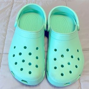Mint crocs